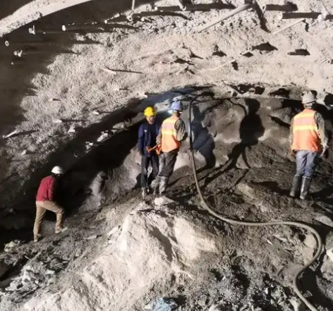 临澧隧道拱顶带模注浆料，微膨胀注浆料的特点及施工工艺